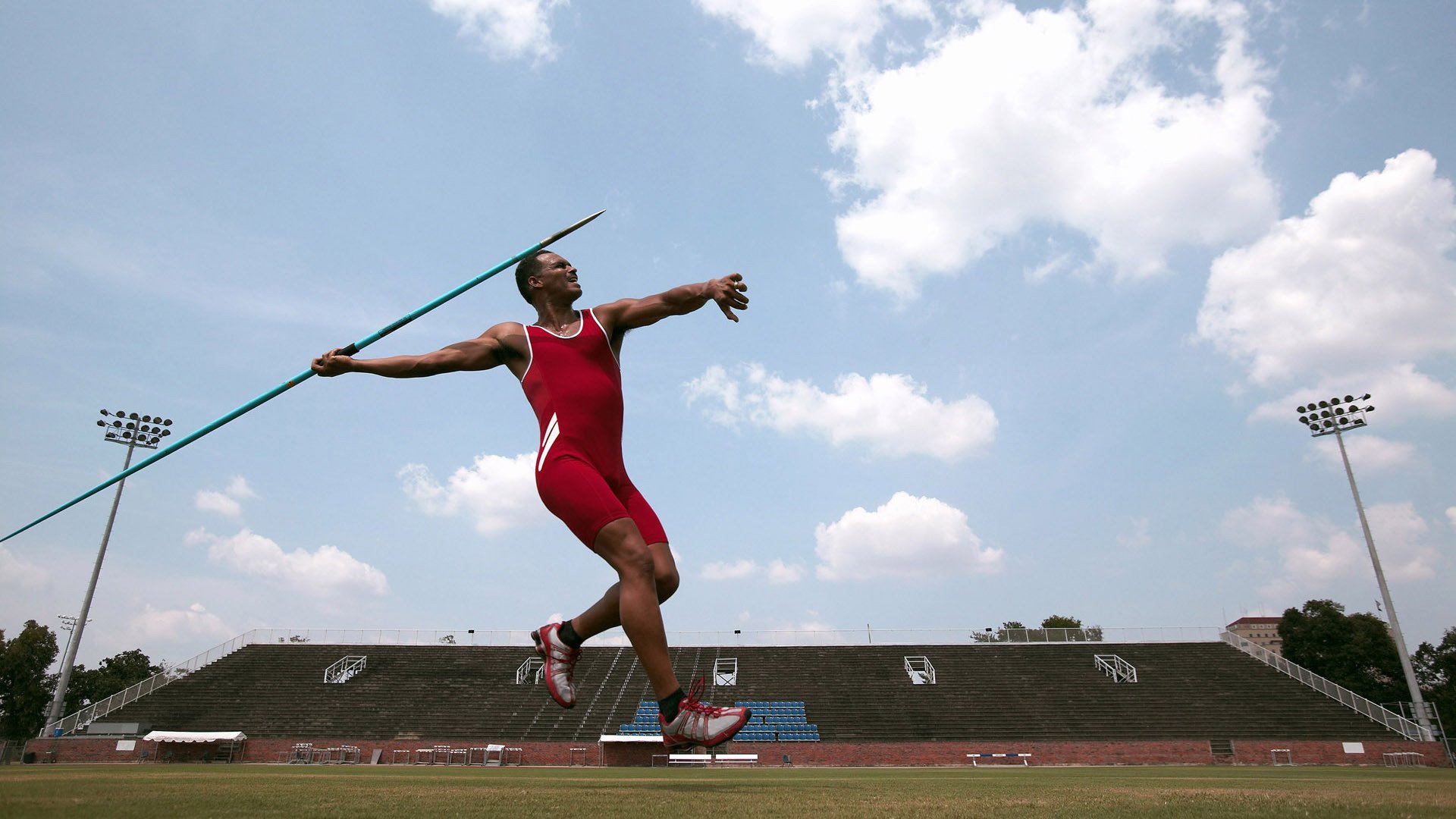 欧冠十六强首回合：国米0比0巴黎 梅西兜射中楣成唯一亮点
